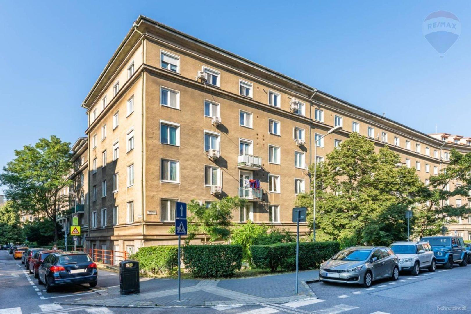 Stylish In The Old Town ~ Local Neighbourhood Apartment *